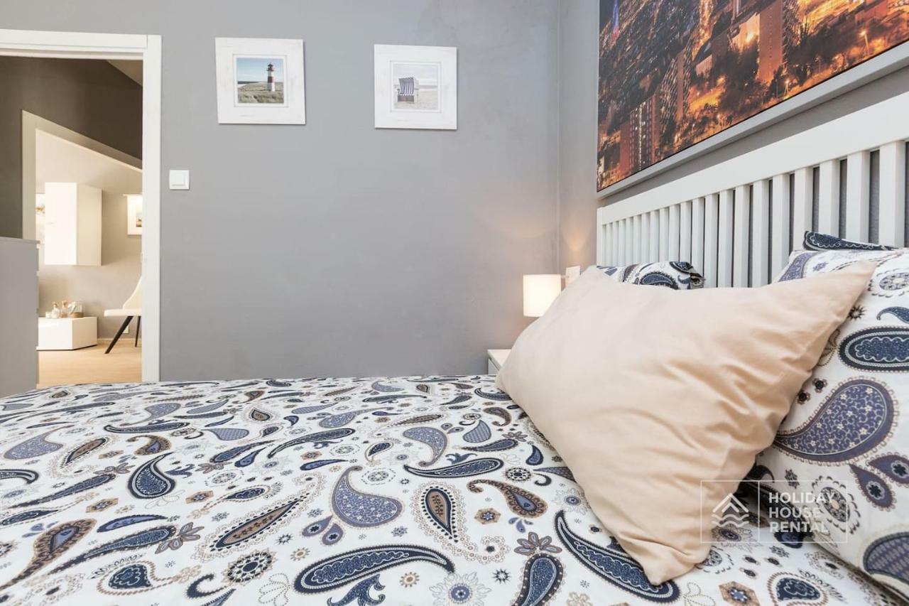 S12 - Beach Front Apartment --Free Wifi- Salou Esterno foto